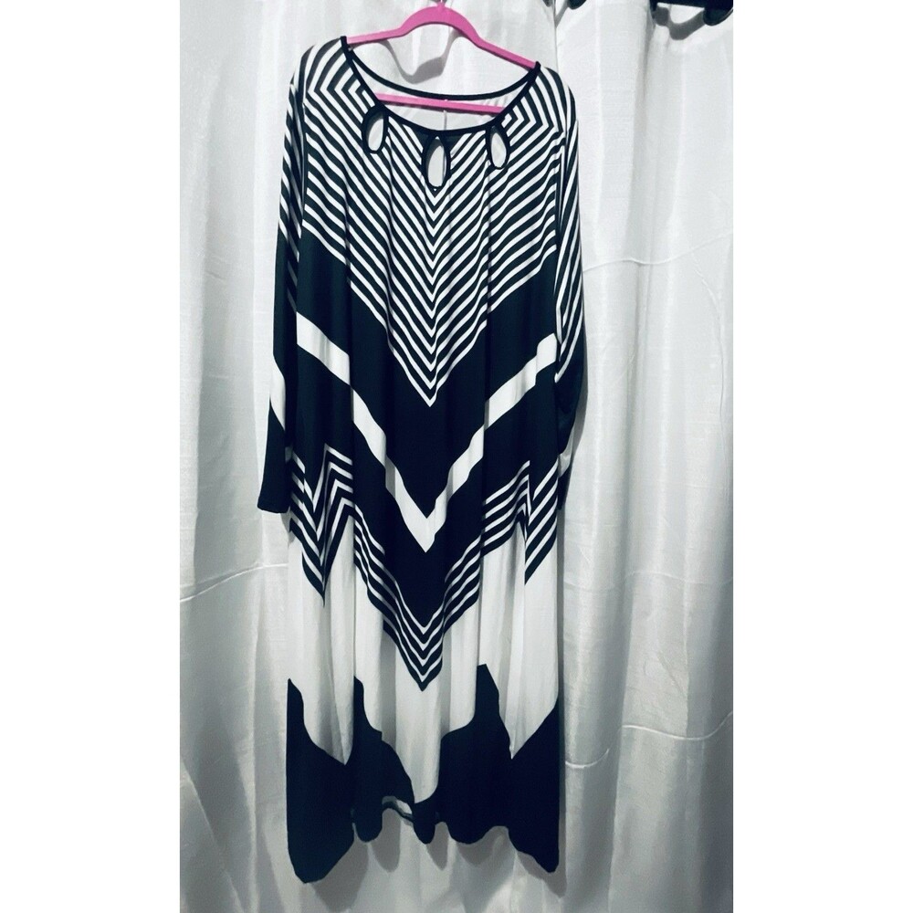 Dress  LONG DRESS Size  3 XL WHITE AND BLACK ASIMETRIC DESIGN 3/4 SLEEVES